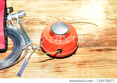 Repair of a petrol trimmer. Replacement of the cutting line. Repair of a petrol trimmer. Replacement of the cutting line. 129570677