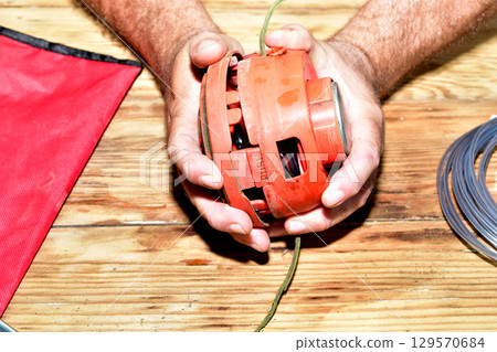 Repair of a petrol trimmer. Replacement of the cutting line. 129570684