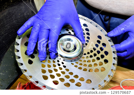 Repair of a petrol trimmer. Installation of a cutting disc. Repair of a petrol trimmer. Installation of a cutting disc. 129570687