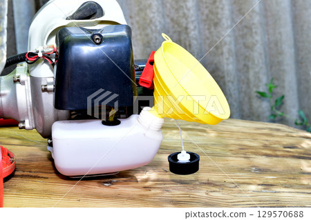 Repair of a petrol trimmer. Filling the fuel tank with petrol. Repair of a petrol trimmer. Filling the fuel tank with petrol. 129570688