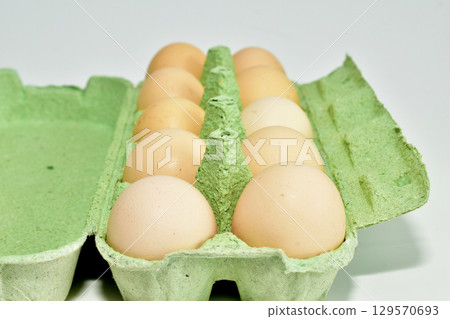 A dozen chicken eggs in a tray 129570693