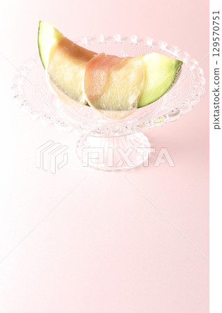 Raw ham melon 129570751