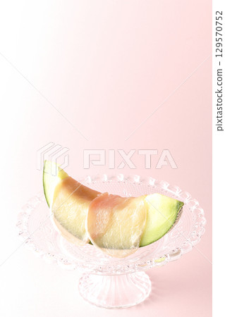 Raw ham melon 129570752