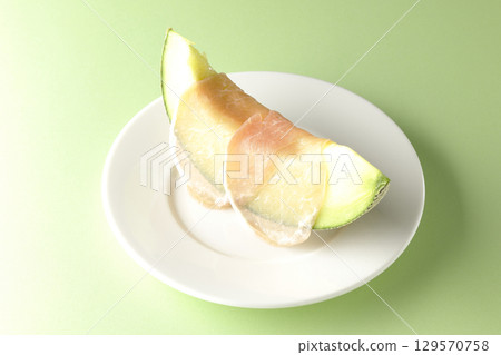 Raw ham melon 129570758