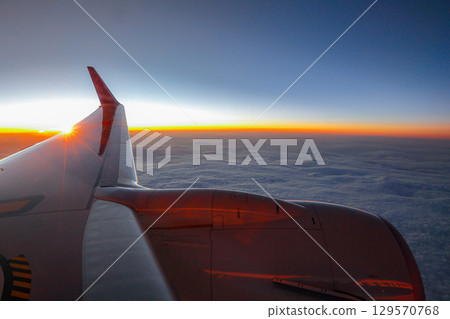 夕陽色的客機舷窗視圖 129570768