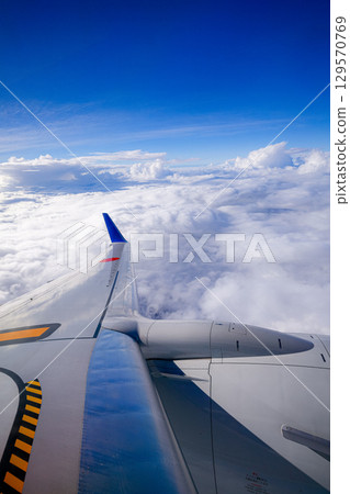 飛機機翼和無盡的雲海_垂直 129570769