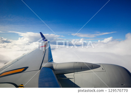飛機機翼和無盡的雲海 129570770