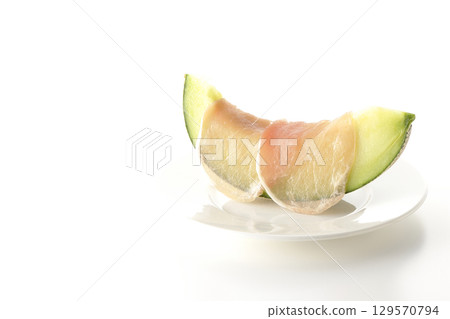 白色背景下拍攝的生火腿與甜瓜 白色背景下拍攝的生火腿與甜瓜 129570794