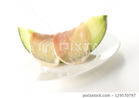 白色背景下拍攝的生火腿與甜瓜 129570797