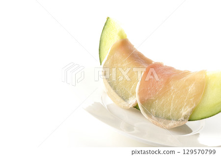 白色背景下拍攝的生火腿與甜瓜 白色背景下拍攝的生火腿與甜瓜 129570799