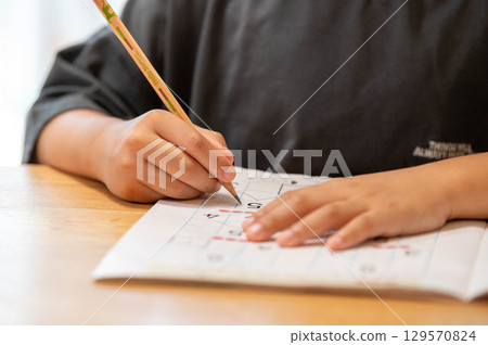 Elementary school student to study 129570824