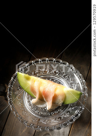 Raw ham melon 129570919