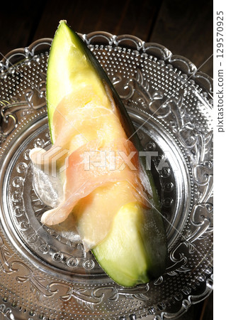 Raw ham melon 129570925