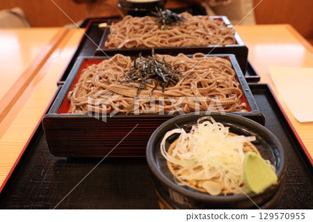 三種蕎麥麵-用海藻和調味品裝飾的傳統日本菜 三種蕎麥麵-用海藻和調味品裝飾的傳統日本菜 129570955