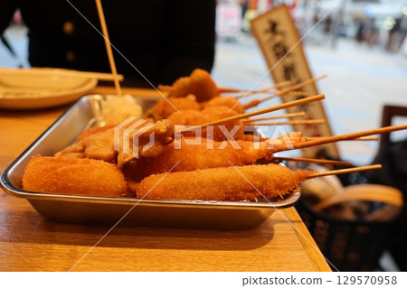 什錦烤串-令人垂涎的金黃色炸串 什錦烤串-令人垂涎的金黃色炸串 129570958