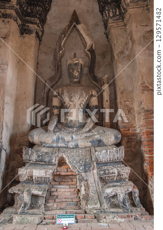 Wat Chaiwatthanaram temple, Ayutthaya historical park, Ayutthaya, Thailand Ancient Buddha statue in a temple setting 129571482