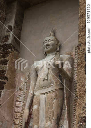 Wat Ratburana, Ayutthaya, Ayutthaya historical park, Thailand Ancient Buddha statue in serene pose 129571510