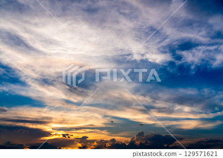在夕陽下沾染的雲 129571621