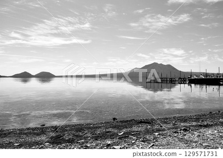 《七月的支笏湖》——西湖岸，平靜的水面和天空《碼頭和船》——黑白 129571731