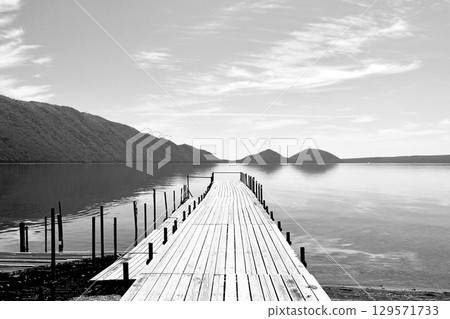 七月的支笏湖 延伸至湖面的「棧橋」、平靜的水面與天空 黑白 129571733