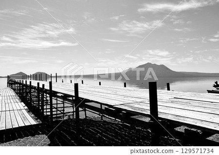 七月的支笏湖 延伸至湖面的「棧橋」、平靜的水面與天空 黑白 七月的支笏湖 延伸至湖面的「棧橋」、平靜的水面與天空 黑白 129571734