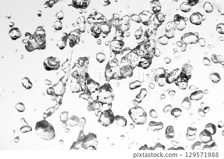 水濺在白色背景上。 129571988