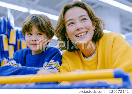 Joyful Moments in a Store Aisle 129572141