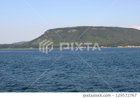 從渡輪觀景台眺望高松屋島 從渡輪觀景台眺望高松屋島 129572767