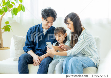 家人在智能手機上觀看視頻 129572921