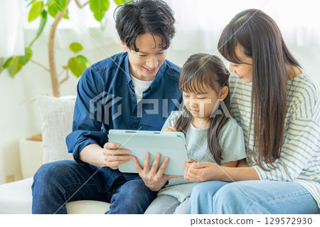 看著平板電腦的家庭 129572930
