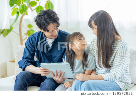 看著平板電腦的家庭 129572931
