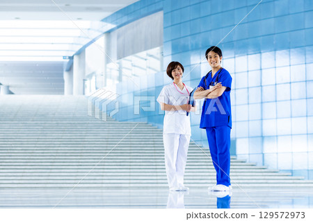 在醫院工作的年輕醫生和護士 129572973