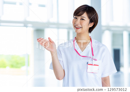 Smiling nurse 129573012