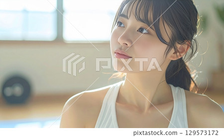 女人伸展 129573172