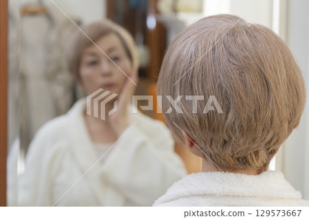 Senior women with wrinkles and sagging skin due to aging 129573667