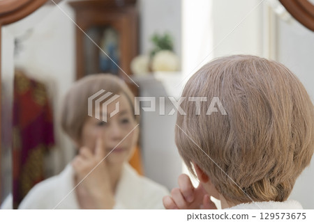 因老化而出現皺紋和皮膚鬆弛的老年女性 129573675