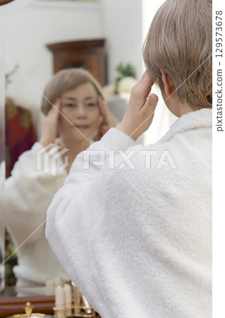 Senior women with wrinkles and sagging skin due to aging 129573678