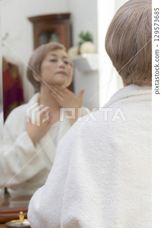 擔心老年斑和皮膚鬆弛的老年女性 129573685