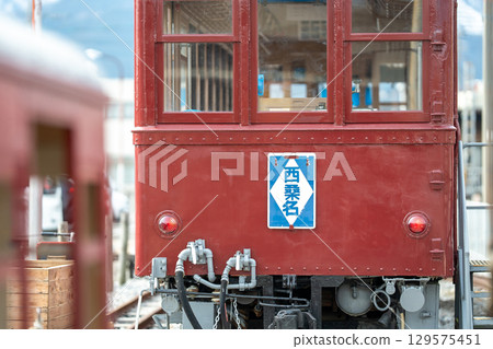 三義鐵道開往西桑名方向的歷史列車停靠在三重縣員弁市揚木站 129575451