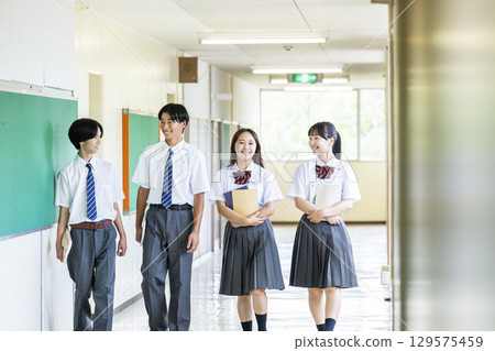 走在學校走廊的男女高中生 走在學校走廊的男女高中生 129575459