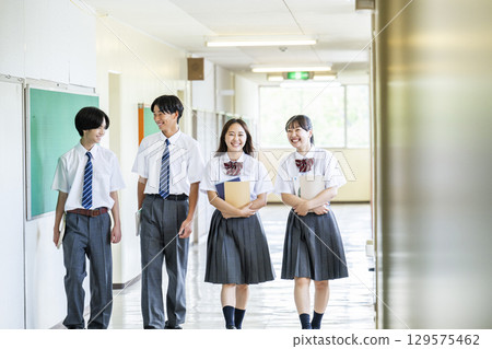 走在學校走廊的男女高中生 走在學校走廊的男女高中生 129575462