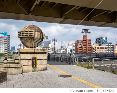 The main pillar and nameplate of Ryogoku Bridge over the Sumida River (Sumida Ward side, Tokyo) 129576188