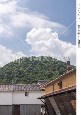 夏日天空下的打吹山和倉吉市白牆倉庫的紅瓦街道 129576729