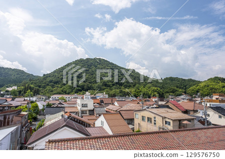 夏日天空下的打吹山和倉吉市白牆倉庫的紅瓦街道 夏日天空下的打吹山和倉吉市白牆倉庫的紅瓦街道 129576750