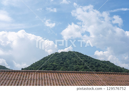 夏日天空下的打吹山和倉吉市白牆倉庫的紅瓦街道 129576752