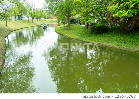 岐阜縣海津市 - 您可以在美麗的春綠中乘坐稻田船穿越水上世界水鄉公園中心的水路。 129576768
