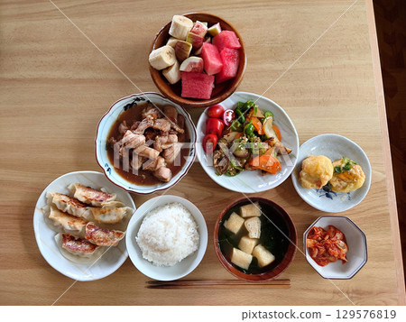 美味的日本料理—京都家常菜套餐，包括單點菜餚和套餐菜單 129576819