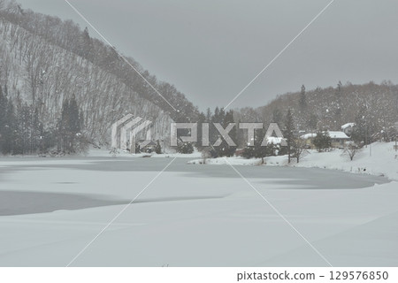 Visiting Lake Nakatsuna in Omachi City, Nagano Prefecture, on the second day of the New Year, when snow falls 129576850