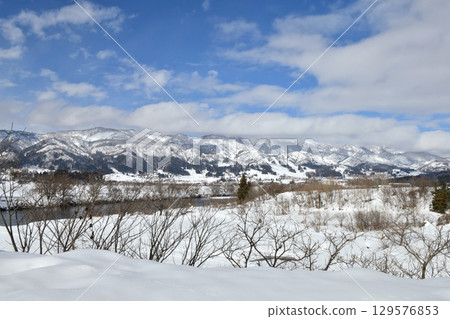 1 月 3 日,天氣晴朗,從長野縣飯山市瑞穗的常磐橋上眺望戶漾溫泉 1 月 3 日,天氣晴朗,從長野縣飯山市瑞穗的常磐橋上眺望戶漾溫泉 129576853