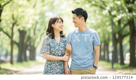 Young couple traveling to a summer resort 129577314